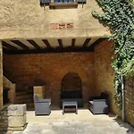 아파트 Duplex Avec Cour Au Coeur De La Cite Medievale. *