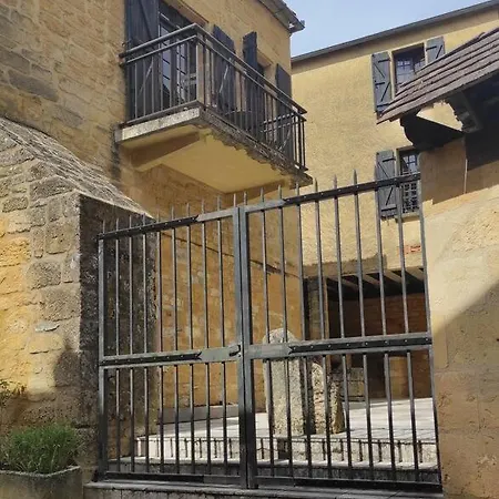 아파트 Duplex Avec Cour Au Coeur De La Cite Medievale.