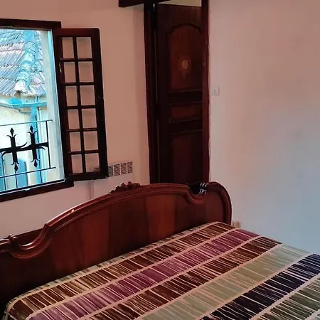 Duplex Avec Cour Au Coeur De La Cite Medievale. 아파트 *