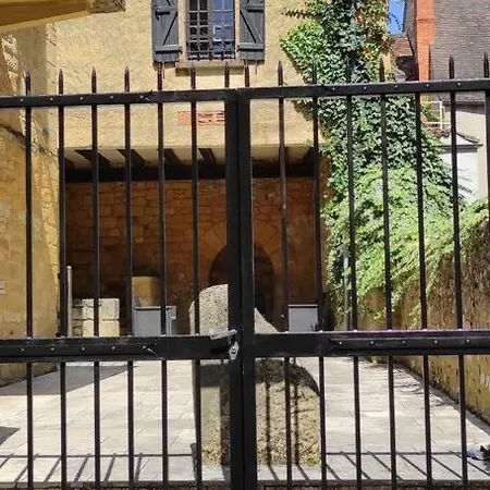 Duplex Avec Cour Au Coeur De La Cite Medievale. 아파트 구르동-앙-케르시