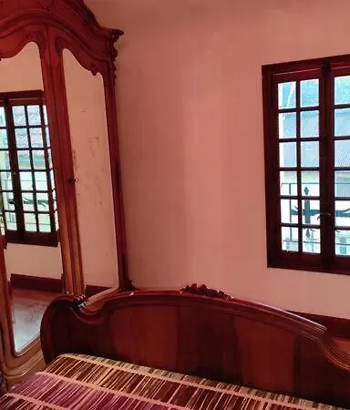 Duplex Avec Cour Au Coeur De La Cité Médiévale. Appartement *