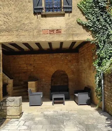 Appartement Duplex Avec Cour Au Coeur De La Cité Médiévale. *