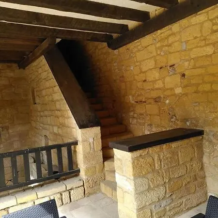 Duplex Avec Cour Au Coeur De La Cite Medievale.