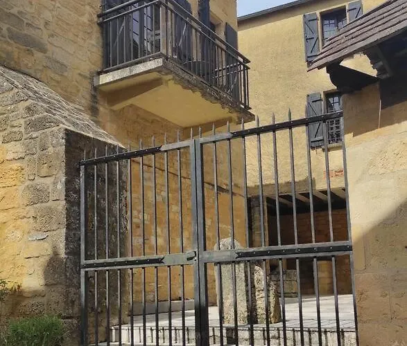 شقة Duplex Avec Cour Au Coeur De La Cite Medievale.