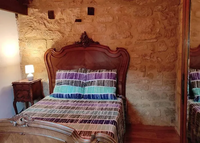 شقة Duplex Avec Cour Au Coeur De La Cite Medievale.