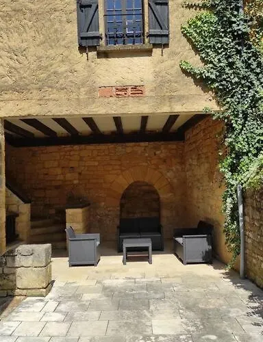 Διαμέρισμα Duplex Avec Cour Au Coeur De La Cite Medievale. *