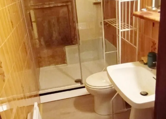 Duplex Avec Cour Au Coeur De La Cite Medievale.